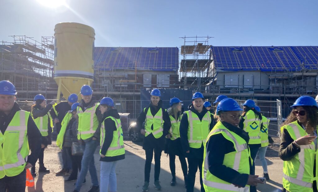 Foto kopers De Bolst in Erp tijdens start bouw ModuFair project