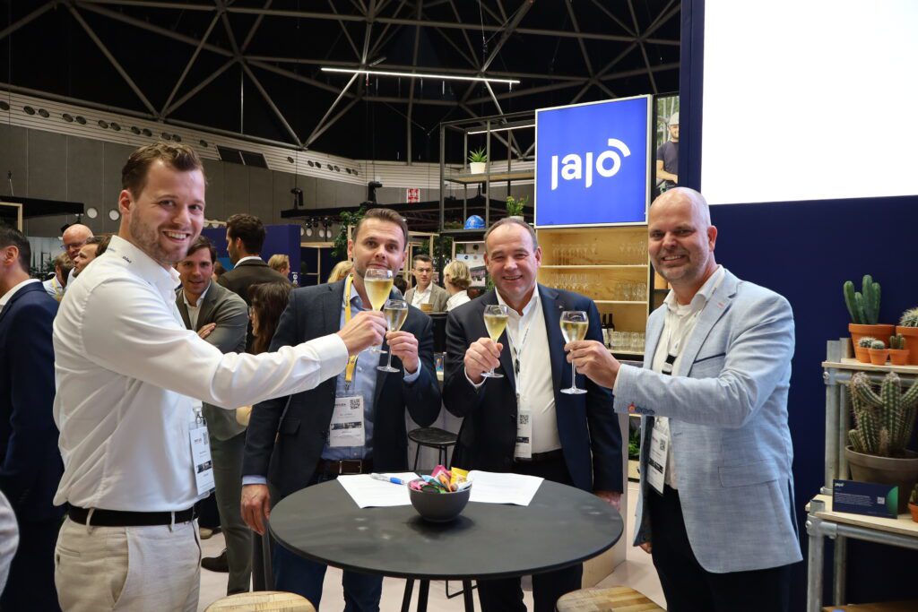 Cas van Alsté (Domain Vastgoed) en Louis Camps (JAJO) proosten op de samenwerking voor de nieuwbouw van 29 appartementen in project Wemen Weelde in Hengelo